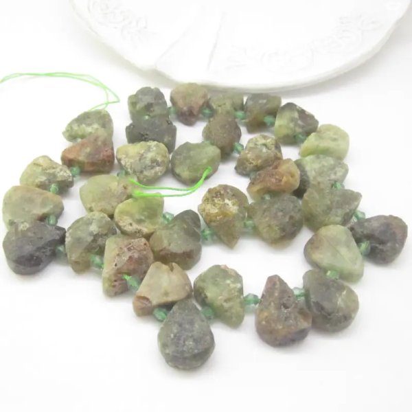 Granat Zielony surowy bryłki łzy (sznur)