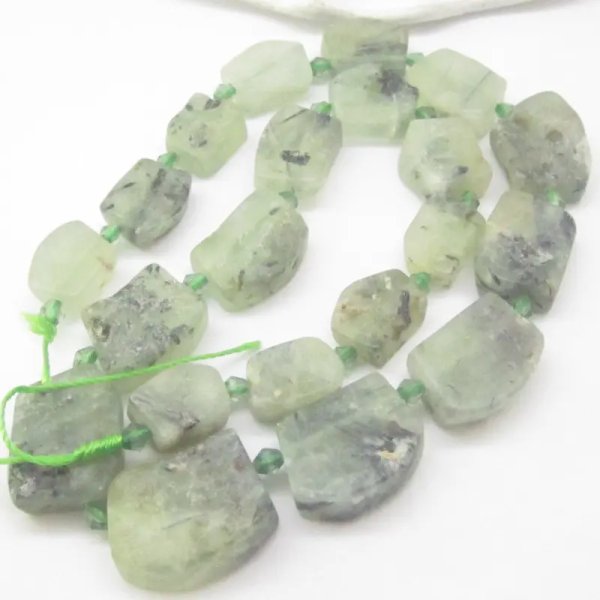 Prehnit surowy bryłki – sznur ok. 38 cm