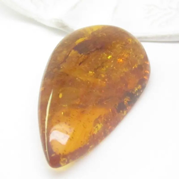 Bursztyn Koniakowy z łuskami łza 52x29x14 mm