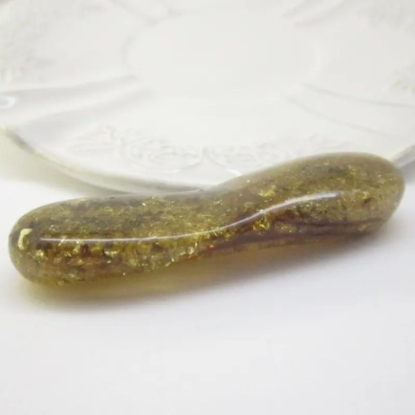 Bursztyn z łuskami 72x24x6-12,5 mm