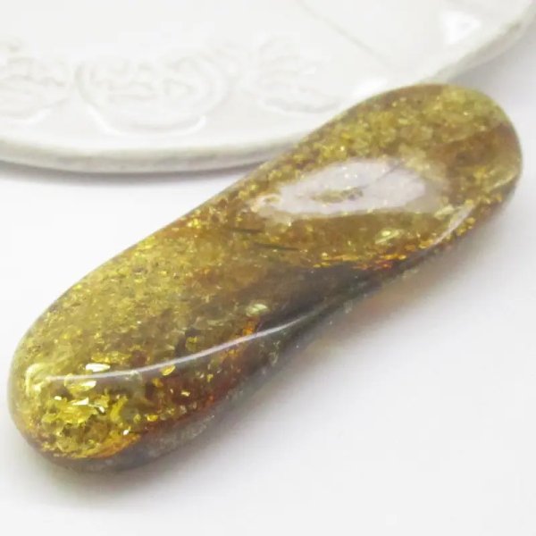 Bursztyn z łuskami 72x24x6-12,5 mm