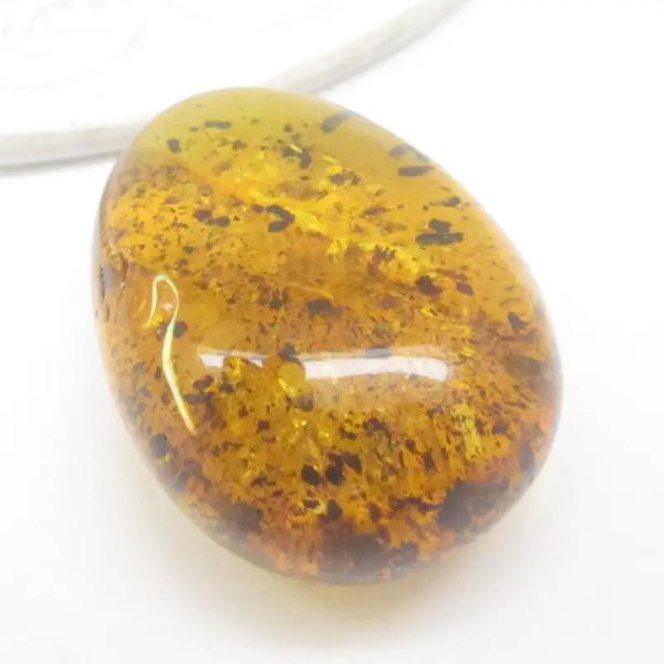 Bursztyn z łuskami łza 39x29x20 mm