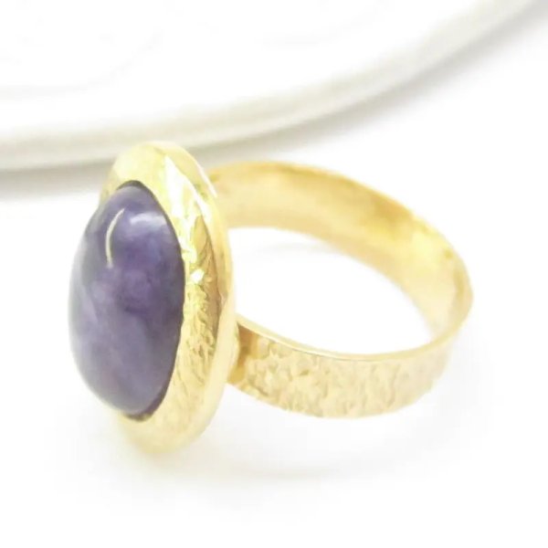 Czaroit i młotkowane srebro złocone - pierścionek owal (Rozmiar Jubilerski 11 lub 14) z regulacją