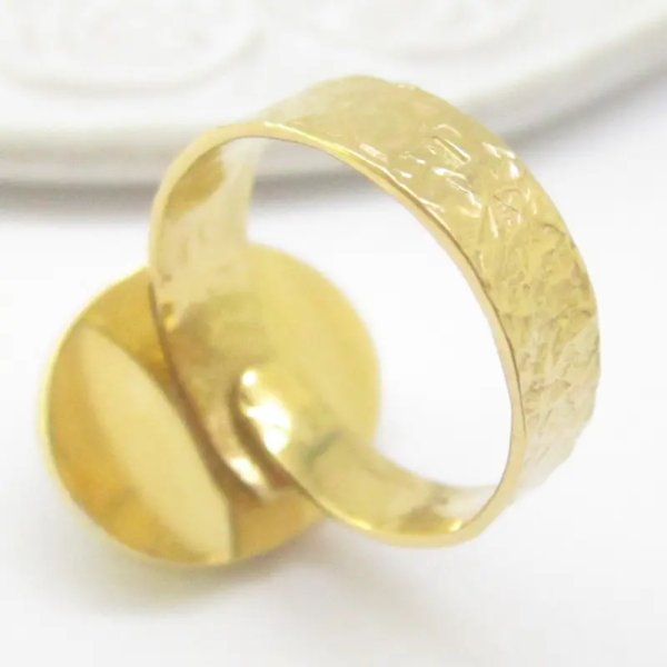 Czaroit i młotkowane srebro złocone - pierścionek owal (Rozmiar Jubilerski 11 lub 14) z regulacją