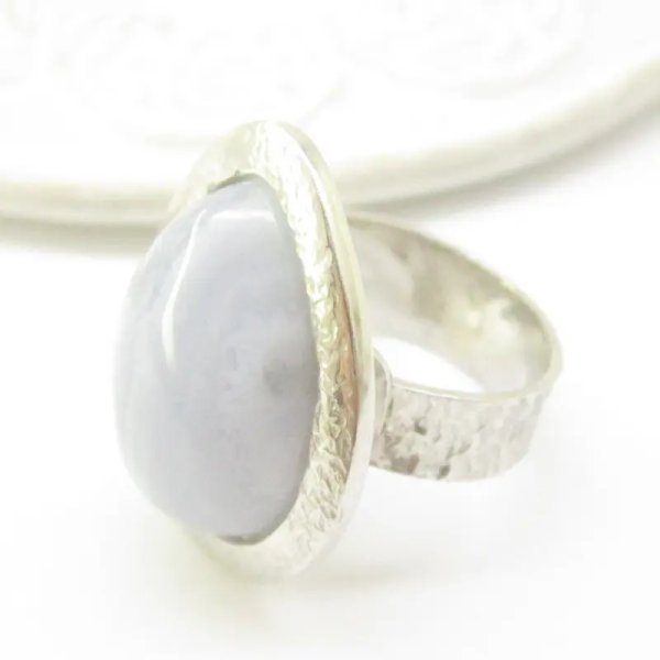 Chalcedon i srebro młotkowane - pierścionek łza (Rozmiar Jubilerski 17) z regulacją