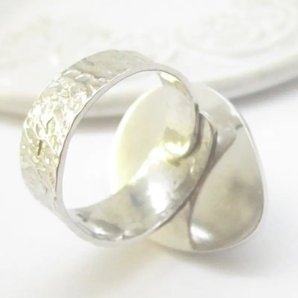 Chalcedon i srebro młotkowane - pierścionek łza (Rozmiar Jubilerski 17) z regulacją