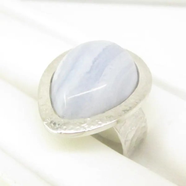 Chalcedon i srebro młotkowane - pierścionek łza (Rozmiar Jubilerski 17) z regulacją