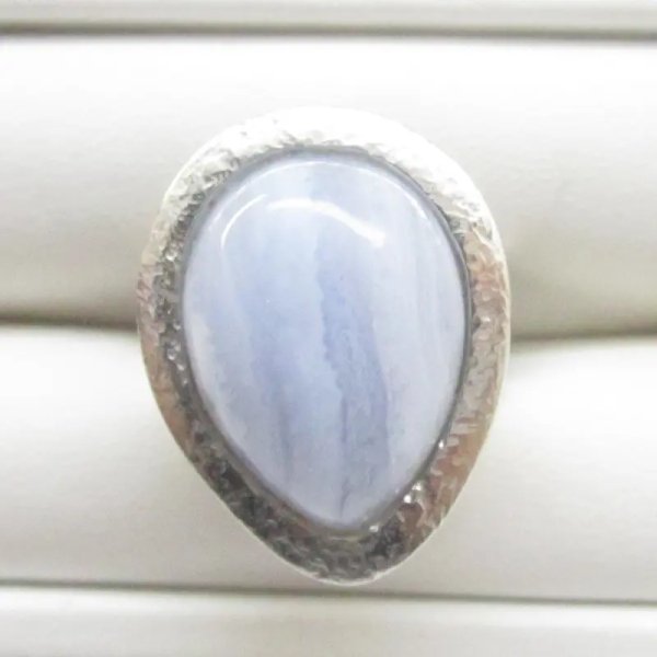 Chalcedon i srebro młotkowane - pierścionek łza (Rozmiar Jubilerski 17) z regulacją