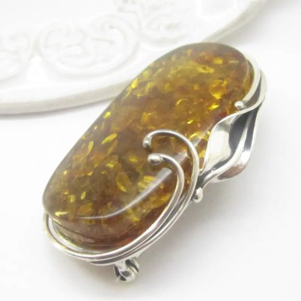 Bursztyn z łuskami i srebro oksydowane - broszka