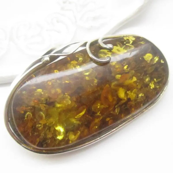 Bursztyn z łuskami i srebro oksydowane - broszka