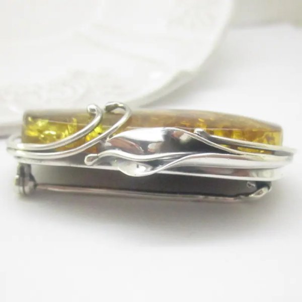 Bursztyn z łuskami i srebro oksydowane - broszka