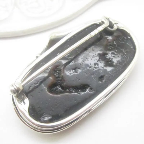 Bursztyn z łuskami i srebro oksydowane - broszka