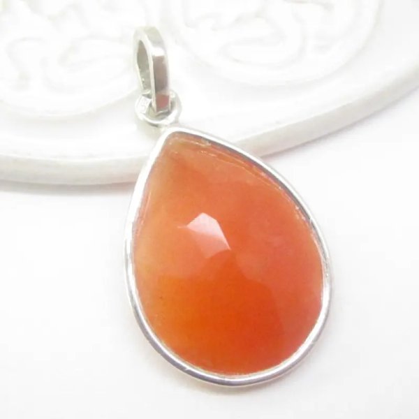 Karneol fasetowany i srebro rodowane - zawieszka łza