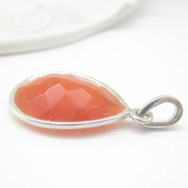 Karneol fasetowany i srebro rodowane - zawieszka łza