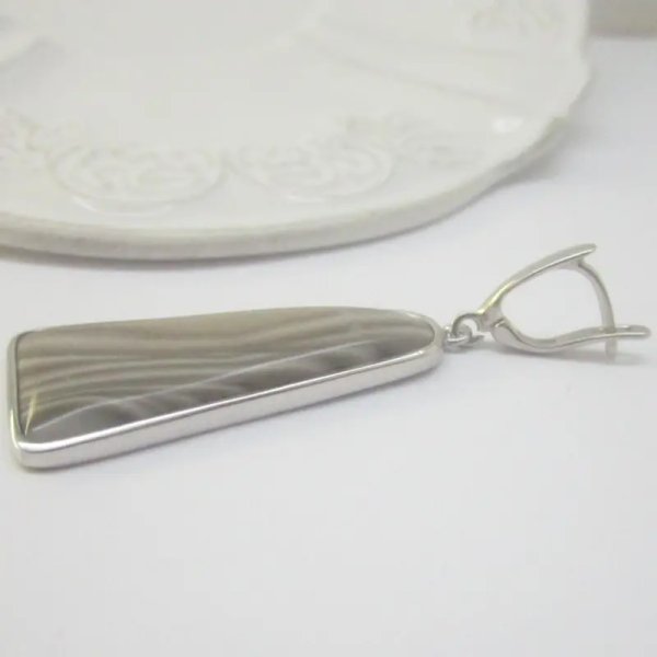 Krzemień Pasiasty w srebrze rodowanym - kolczyki zaokrąglone trapezy