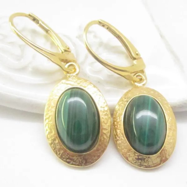Malachit i młotkowane srebro złocone - kolczyki owale (para)