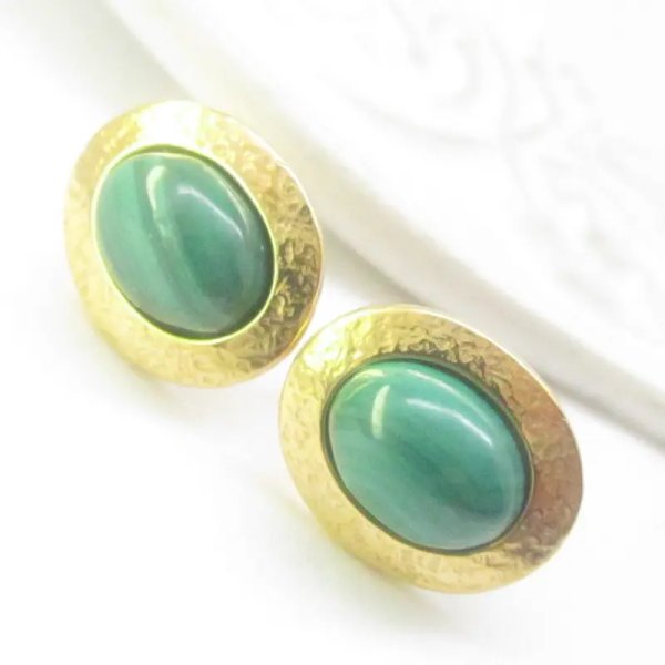 Malachit i młotkowane srebro złocone - kolczyki sztyfty owale (para)