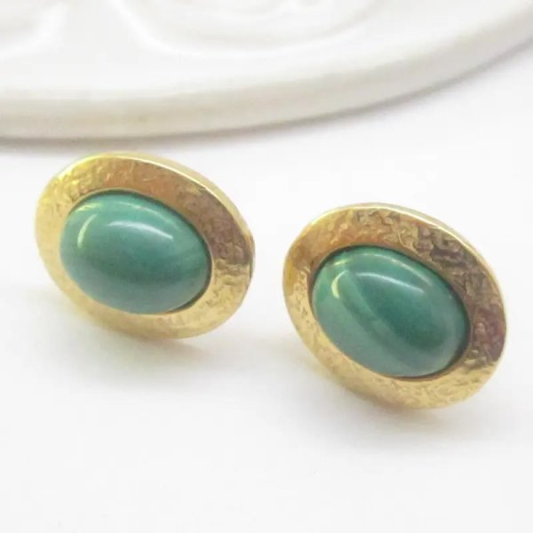 Malachit i młotkowane srebro złocone - kolczyki sztyfty owale (para)