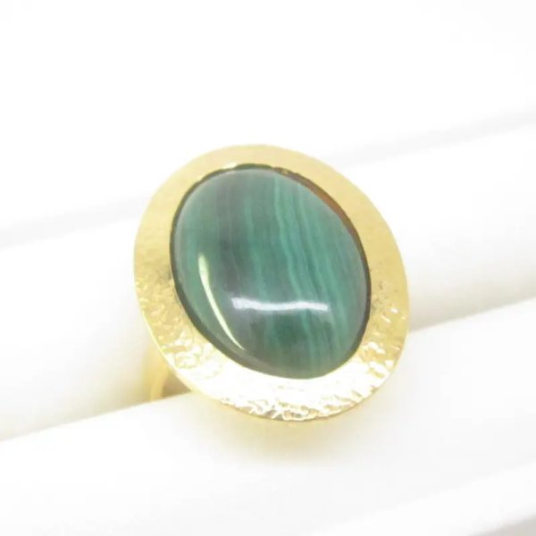 Malachit i młotkowane srebro złocone - pierścionek owal (Rozmiar Jubilerski 18)