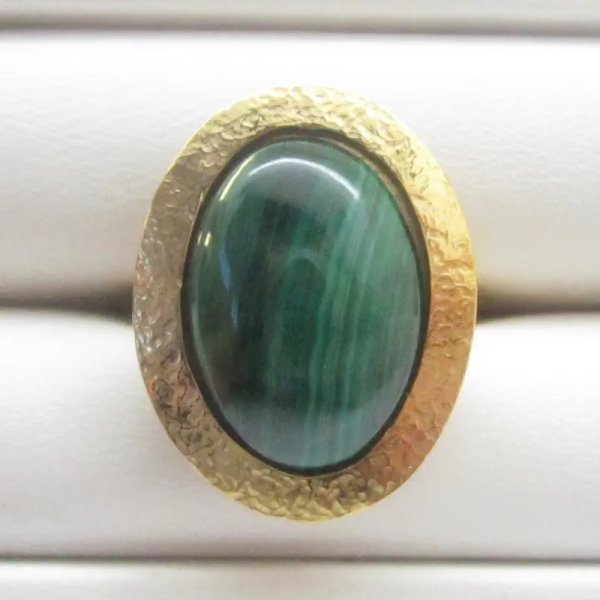 Malachit i młotkowane srebro złocone - pierścionek owal (Rozmiar Jubilerski 18)