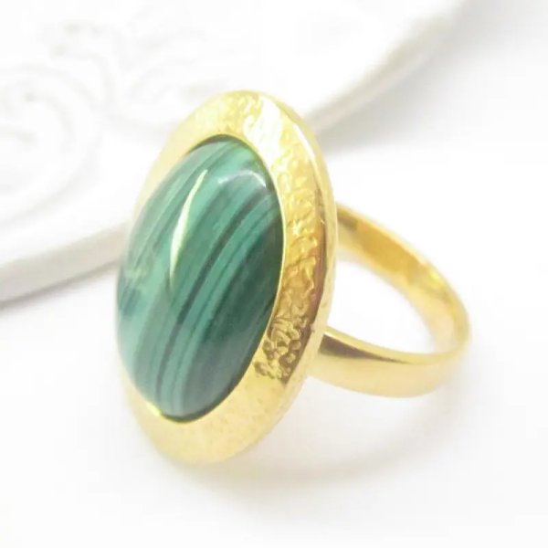 Malachit i młotkowane srebro złocone - pierścionek owal (Rozmiar Jubilerski 13)