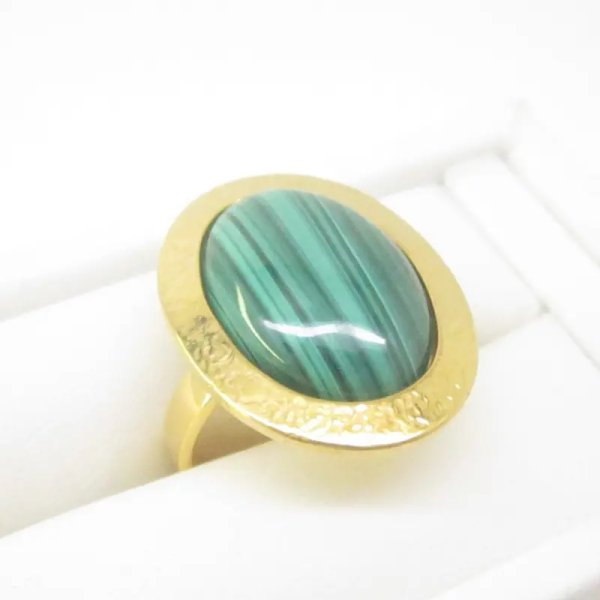 Malachit i młotkowane srebro złocone - pierścionek owal (Rozmiar Jubilerski 13)