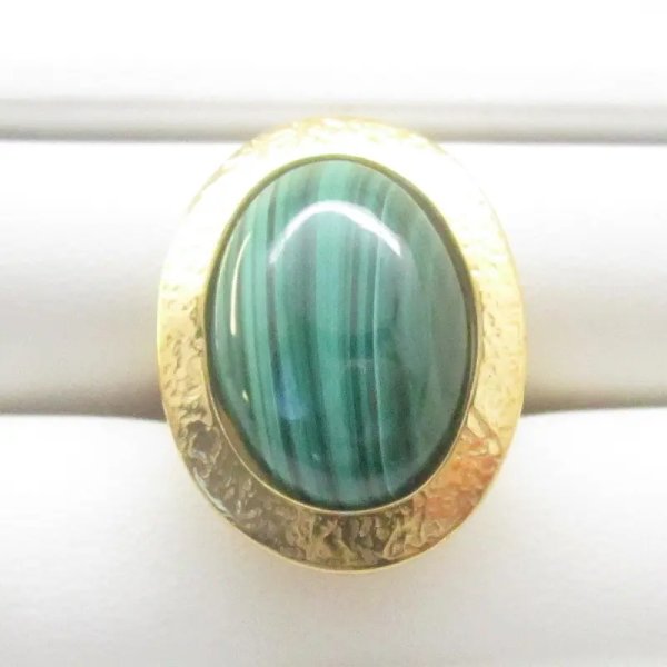 Malachit i młotkowane srebro złocone - pierścionek owal (Rozmiar Jubilerski 13)