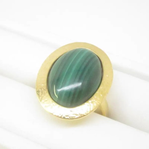 Malachit i młotkowane srebro złocone - pierścionek owal (Rozmiar Jubilerski 22)