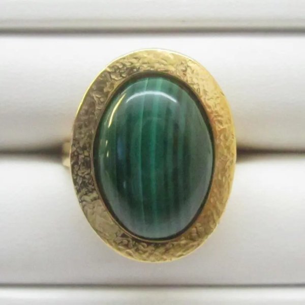 Malachit i młotkowane srebro złocone - pierścionek owal (Rozmiar Jubilerski 22)