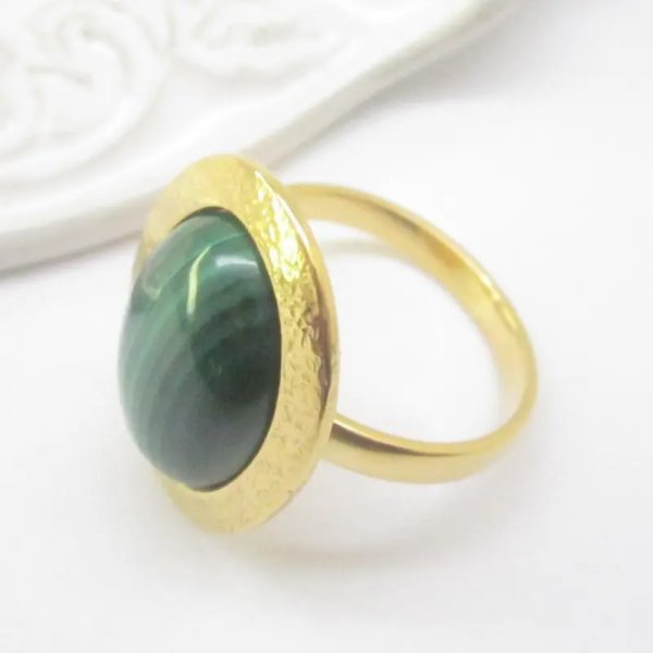 Malachit i młotkowane srebro złocone - pierścionek owal (Rozmiar Jubilerski 22)