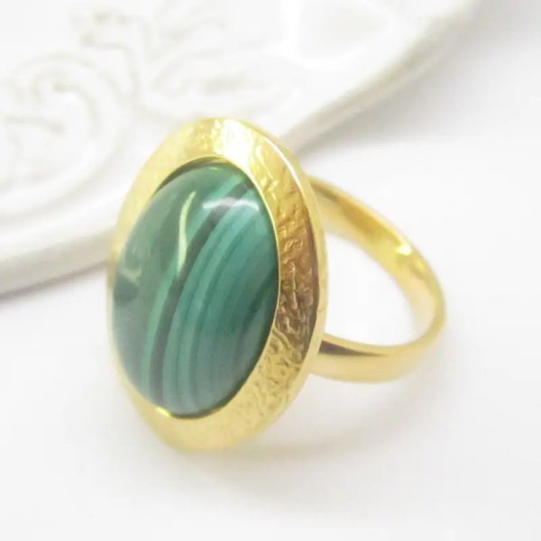 Malachit i młotkowane srebro złocone - pierścionek owal (Rozmiar Jubilerski 16)