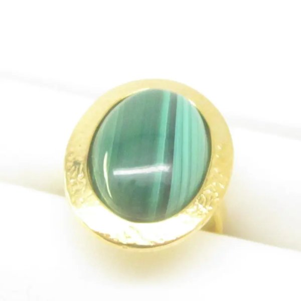 Malachit i młotkowane srebro złocone - pierścionek owal (Rozmiar Jubilerski 16)