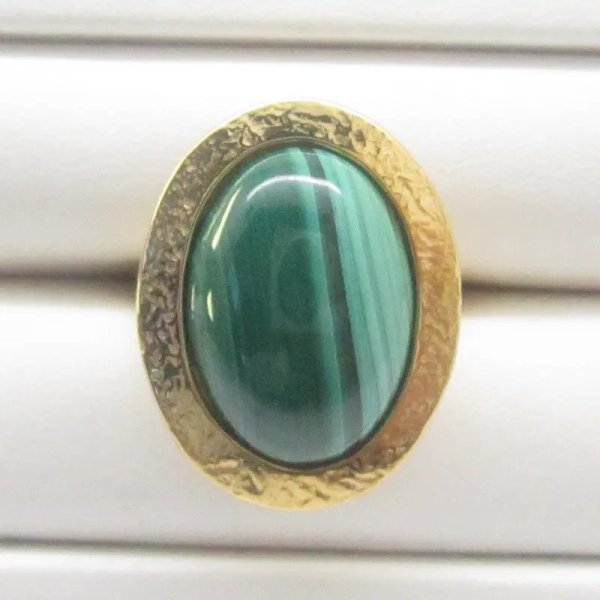 Malachit i młotkowane srebro złocone - pierścionek owal (Rozmiar Jubilerski 16)