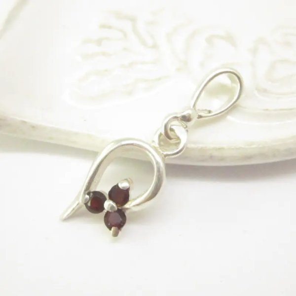 Granat fasetowany w srebrze - zawieszka kwiatek