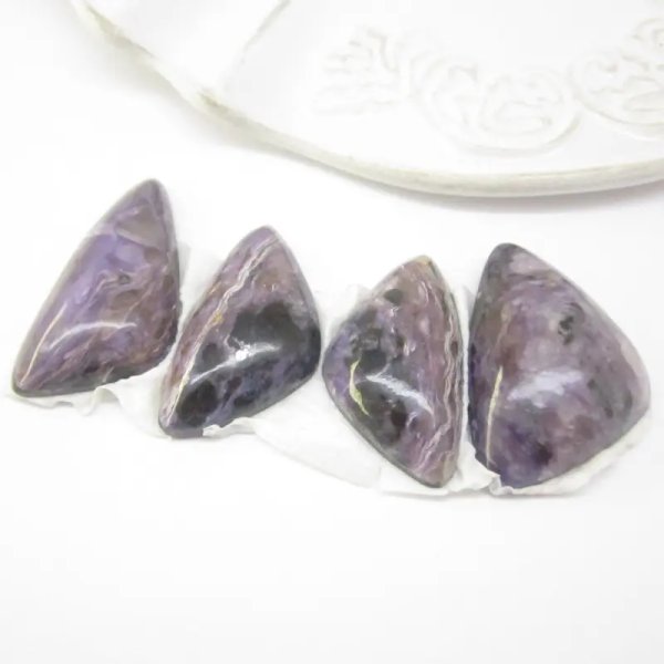 Czaroit - komplet kaboszonów - trójkąty