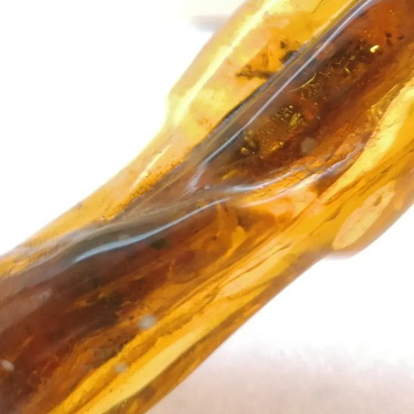 Łodyga trawy w bursztynie i srebro - zawieszka z rzemieniem