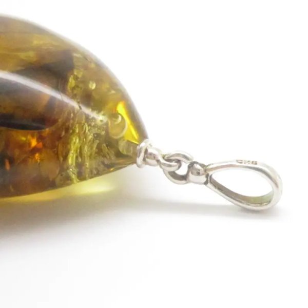 Inkluzje roślinne i pęcherzyki powietrza w bursztynie i srebro - wisiorek z rzemieniem