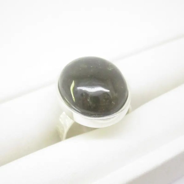 Granat Zielony w srebrze młotkowanym - pierścionek (Rozmiar Jubilerski 16) z regulacją