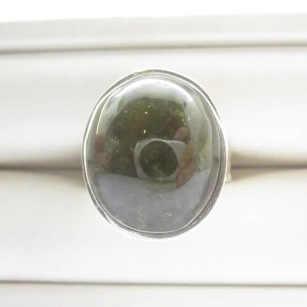 Granat Zielony w srebrze młotkowanym - pierścionek (Rozmiar Jubilerski 16) z regulacją