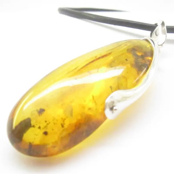 Pająk w przezroczystym bursztynie i srebro - zawieszka z rzemieniem