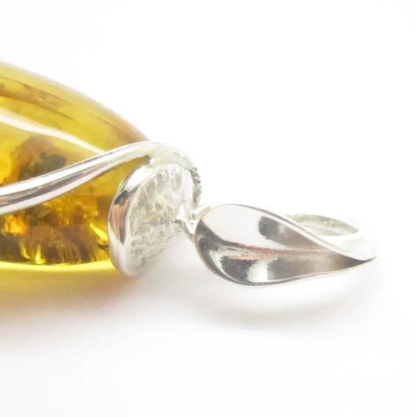 Pająk w przezroczystym bursztynie i srebro - zawieszka z rzemieniem