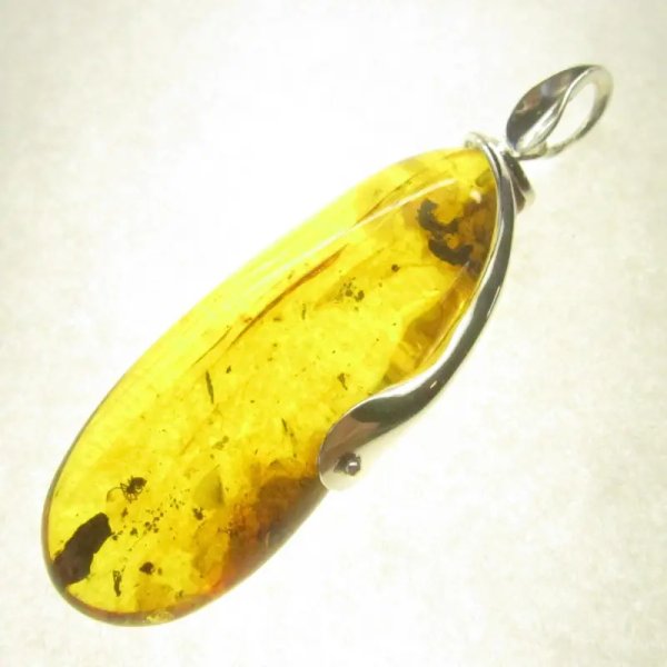 Pająk w przezroczystym bursztynie i srebro - zawieszka z rzemieniem