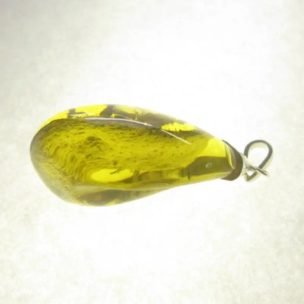 Kora w przezroczystym bursztynie i srebro młotkowane - zawieszka z rzemieniem