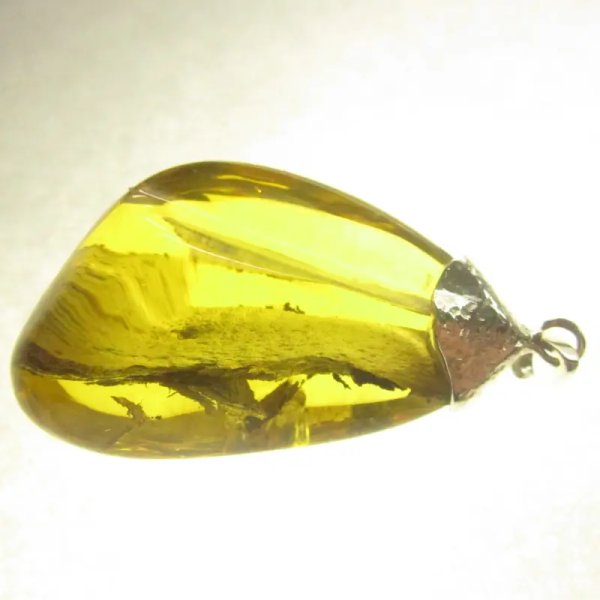 Kora w przezroczystym bursztynie i srebro młotkowane - zawieszka z rzemieniem