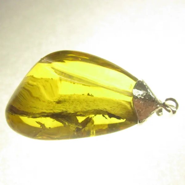 Kora w przezroczystym bursztynie i srebro młotkowane - zawieszka z rzemieniem