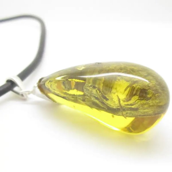 Kora w przezroczystym bursztynie i srebro młotkowane - zawieszka z rzemieniem