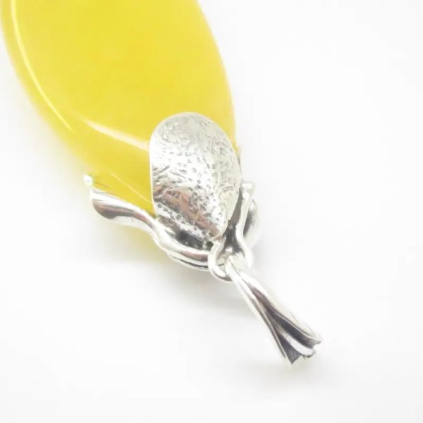 Mleczny Bursztyn i srebro oksydowane - wisiorek z rzemieniem