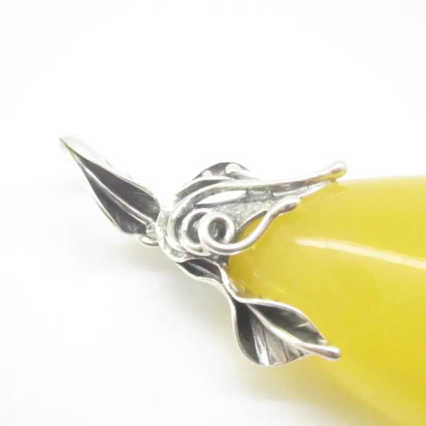 Mleczny Bursztyn i srebro oksydowane - wisiorek z rzemieniem