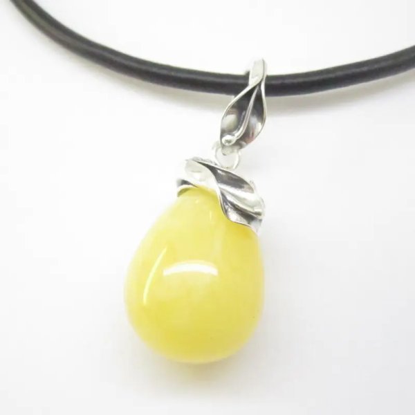 Mleczny Bursztyn i srebro oksydowane - wisiorek z rzemieniem