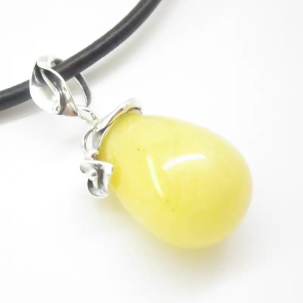 Mleczny Bursztyn i srebro oksydowane - wisiorek z rzemieniem